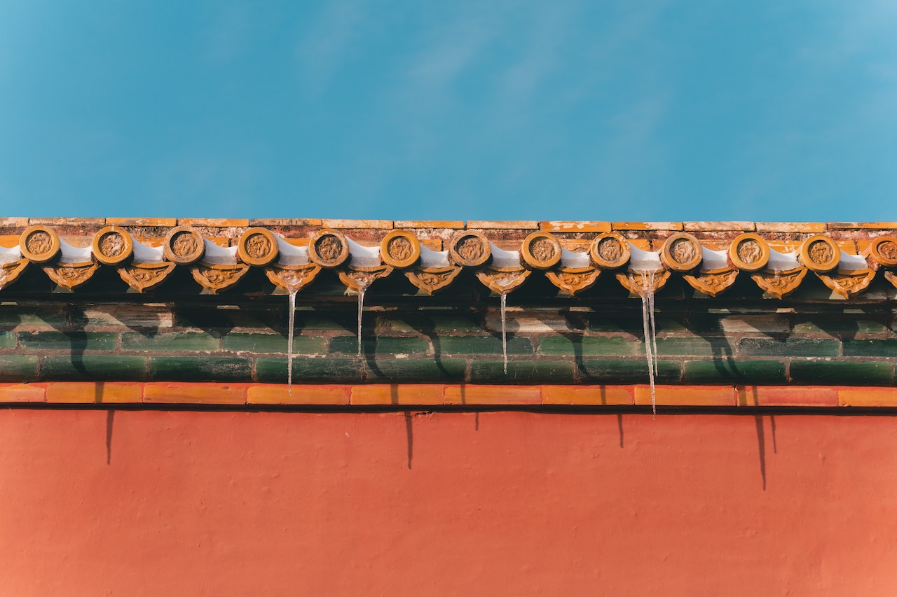 roof with gutters that aren't clean.